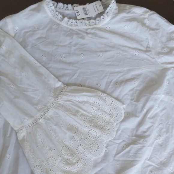 Pretty eyelet lace top - Picture 1 of 3